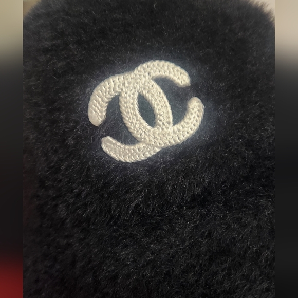 CHANEL Elegant Black Fuzzy Hat - Picture 3 of 6